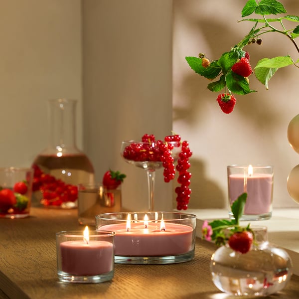 LOTSFÅGEL شمع معطر في كأس، 3 فتائل, التوت الأحمر زهري فاتح, 25 س