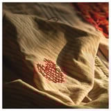 MÄVINN غطاء وسادة, بيج أحمر/قلب, ‎50x50 سم‏