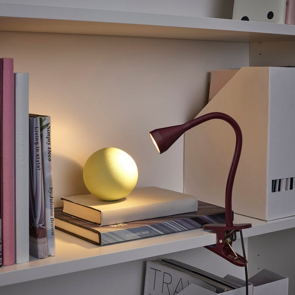 NÄVLINGE مصباح توجيهي بملقط LED, أحمر غامق