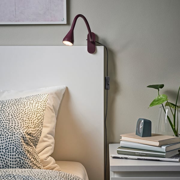 NÄVLINGE مصباح توجيهي بملقط LED, أحمر غامق