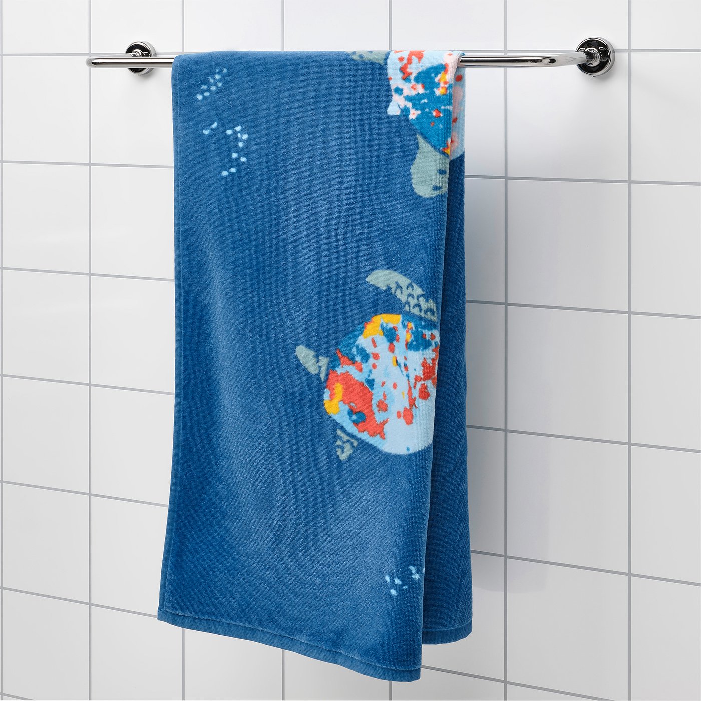 BLÅVINGAD blue towel with turtle design. Hangs on silver rail, large, cotton.