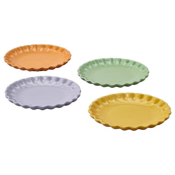 Four vibrant ceramic plates in orange, green, grey, and yellow with wavy edges, arranged in a square pattern. Part of the HÖSTAGILLE collection.