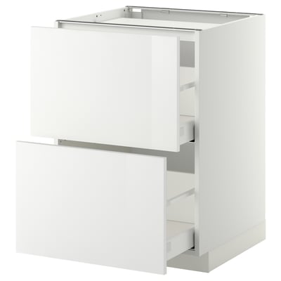 A white METOD kitchen unit with glossy finish and pull-out drawers. It modern design and clean lines.