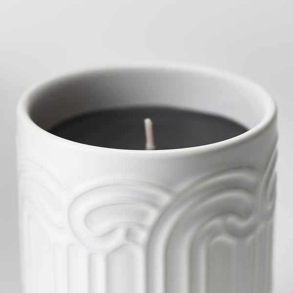 Candle in elegant white stoneware with intricate patterns, offering a cosy vanilla scent.