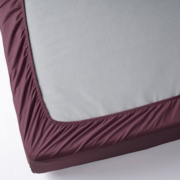 A fitted bed sheet with deep elastic edges, designed for mattresses up to 26 cm thick, durable and resistant to pilling.