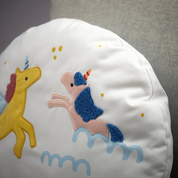 BARNDRÖM Coussin, blanc/licorne arc-en-ciel