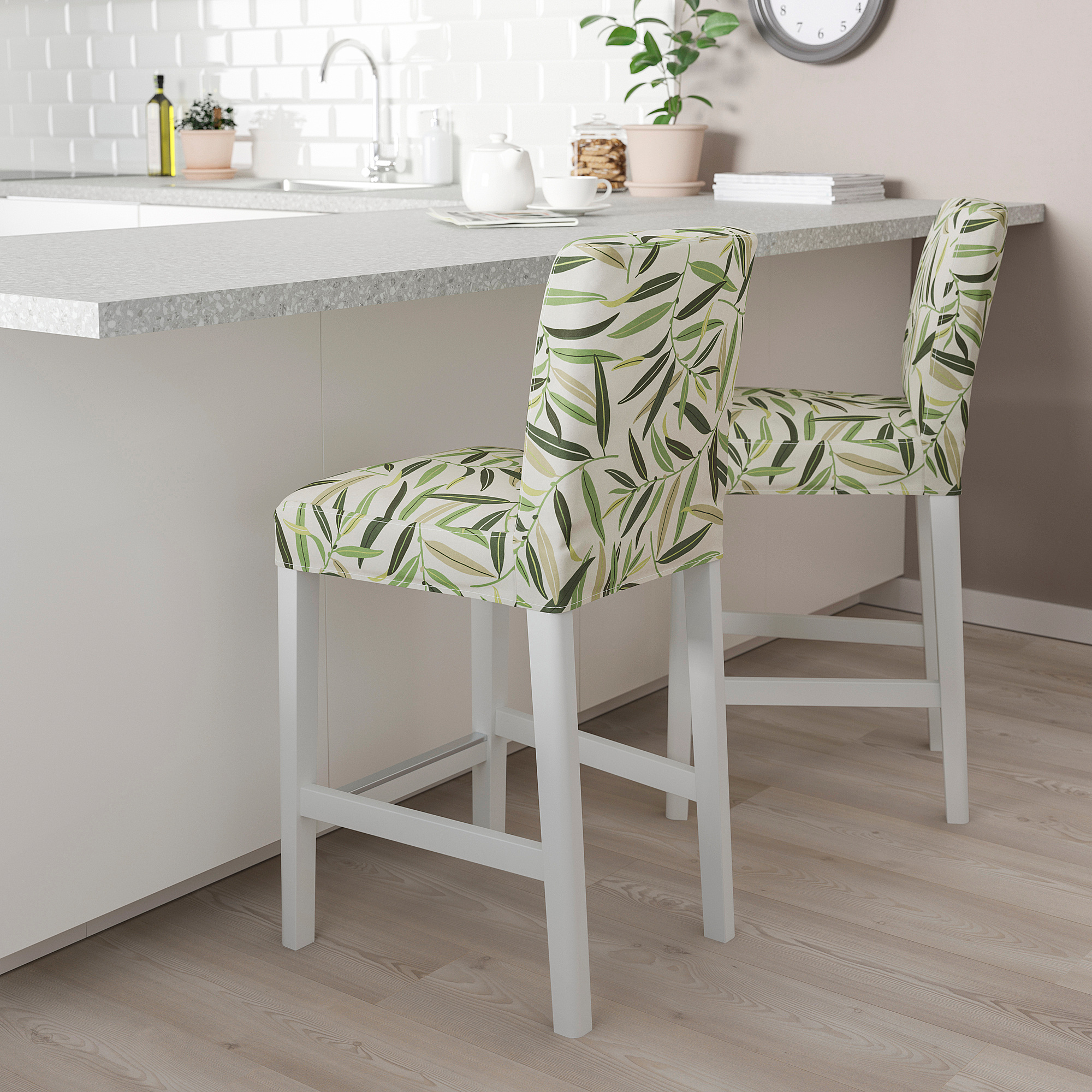 BERGMUND Chaise de bar, blanc/Fågelfors multicolore, 62 cm