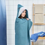 BLÅVINGAD Serviette à capuche, en forme de requin/gris bleu, 70x140 cm