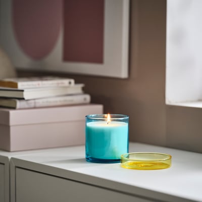 DVÄRGHÖK Bougie parfumée pot verre couvercle, Feuille de figuier bleu/jaune clair, 50 hr