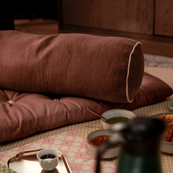 GOKVÄLLÅ Coussin, cylindrique/brun, 55 cm