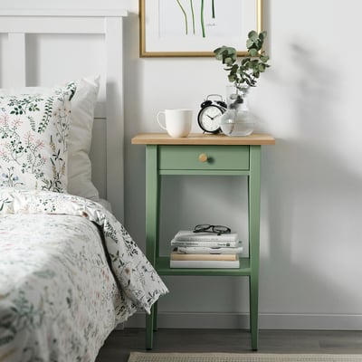 HEMNES Table de chevet, gris vert/teinté brun clair, 46x35 cm