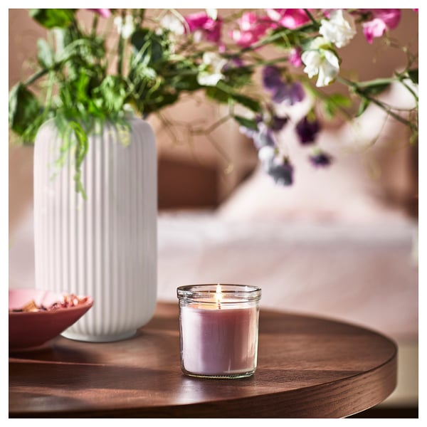 JÄMNMOD Bougie parfumée dans verre, pois de senteur/violet, 40 hr