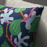 MÄVINN Housse de coussin, bleu foncé multicolore/motif floral, 50x50 cm