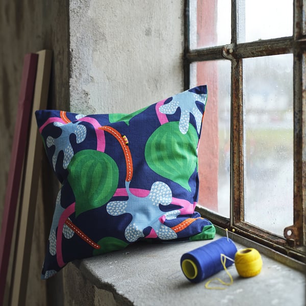 MÄVINN Housse de coussin, bleu foncé multicolore/motif floral, 50x50 cm