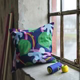 MÄVINN Housse de coussin, bleu foncé multicolore/motif floral, 50x50 cm