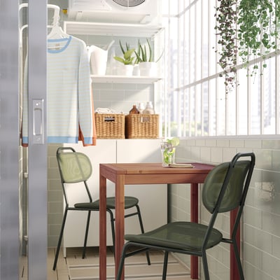 NÄMMARÖ / ENSHOLM Table et 2 chaises, extérieur teinté brun clair/vert, 75 cm