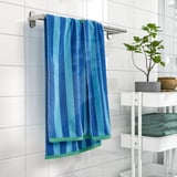 SLÅNHÖSTMAL Serviette de bain, bleu vif/bleu clair rayé, 70x140 cm