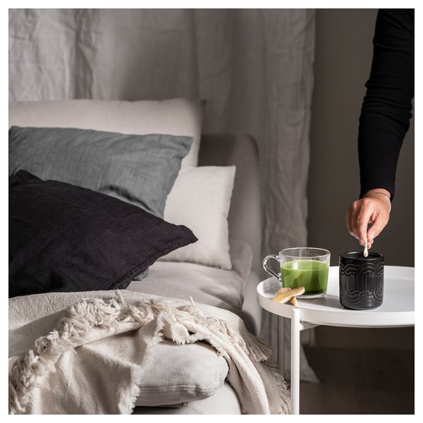 SÖTRÖNN Bougie parfumée dans pot céramique, thé matcha et gingembre/noir, 45 hr