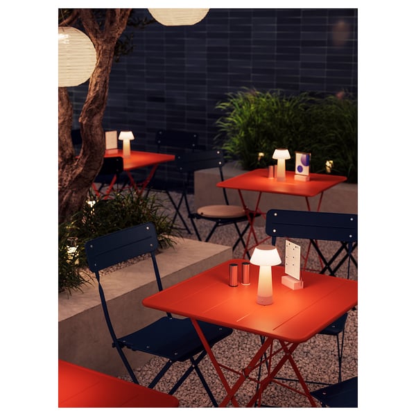 SUNDSÖ Table, orange vif extérieur, 65x65 cm