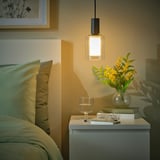 SUNNEBY / MOLNART Suspension avec ampoule, noir textile/cylindre rayé