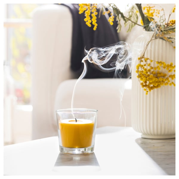 SVARTOXBÄR Bougie parfumée dans verre, mimosa/jaune, 25 hr