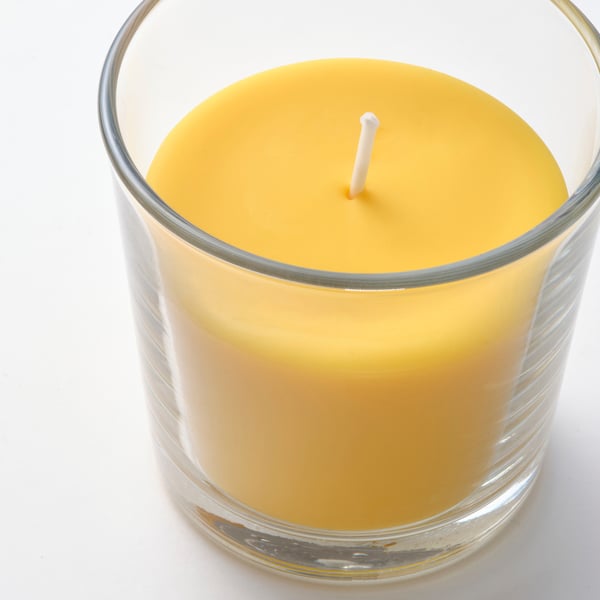 SVARTOXBÄR Bougie parfumée dans verre, mimosa/jaune, 25 hr