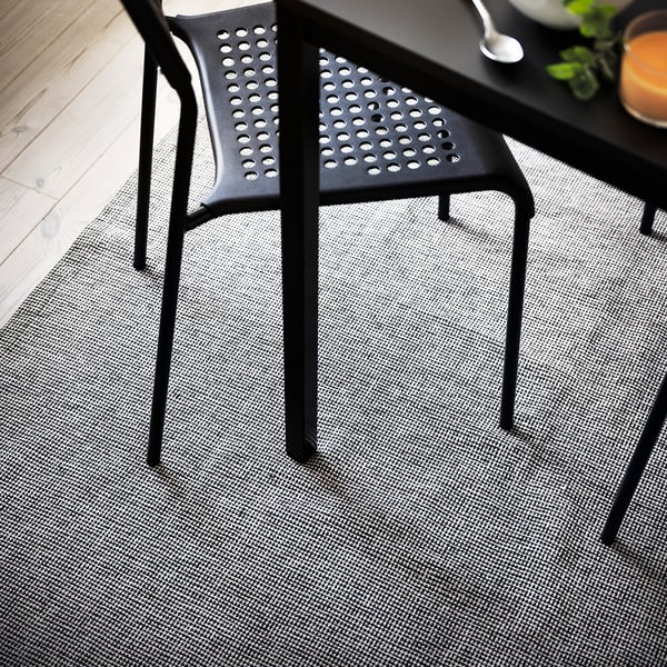 TIPHEDE Tapis tissé à plat, noir/naturel, 155x220 cm