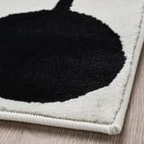 VÄNDPLATS Tapis, poils ras, blanc/noir à pois, 133x195 cm