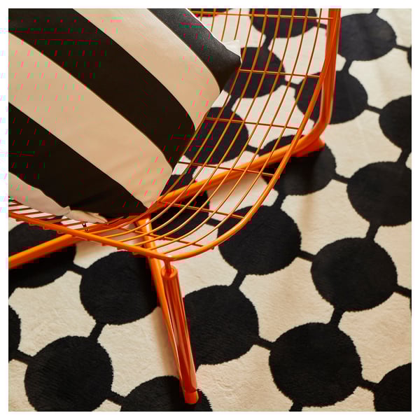 VÄNDPLATS Tapis, poils ras, blanc/noir à pois, 133x195 cm