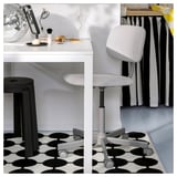 VÄNDPLATS Tapis, poils ras, blanc/noir à pois, 133x195 cm