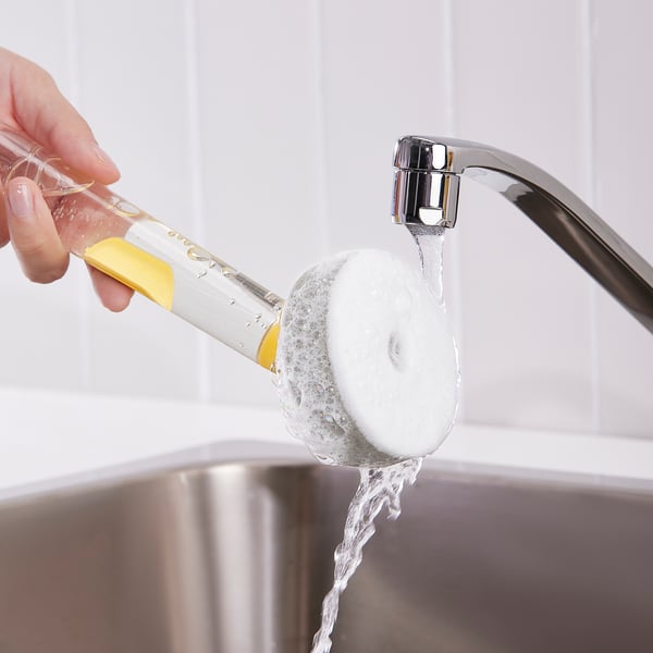 Brosse avec réservoir de liquide vaisselle avec éponge de brosse