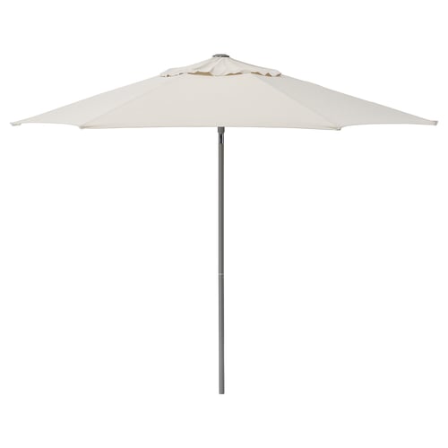 The JOGGESÖ parasol is white with a tilt, providing ample shade. Its aluminium pole and polyester fabric ensure durability and uv protection.