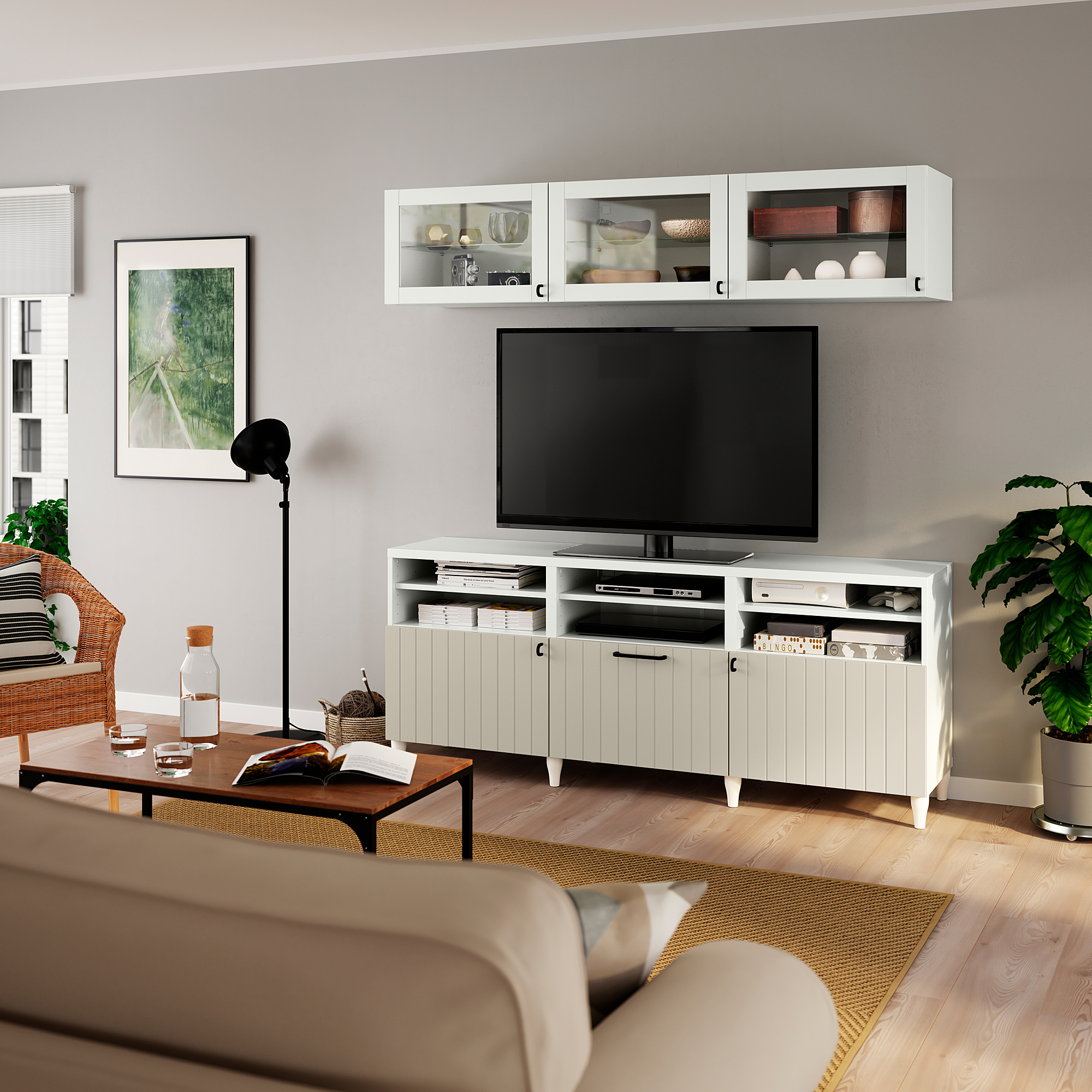 BESTÅ Mueble TV con almacenaje y puertas blanco Sutterviken/beige grisáceo vidrio incoloro IKEA BESTÅ Mueble TV con almacenaje y puertas blanco Sutterviken/beige grisáceo vidrio incoloro IKEA