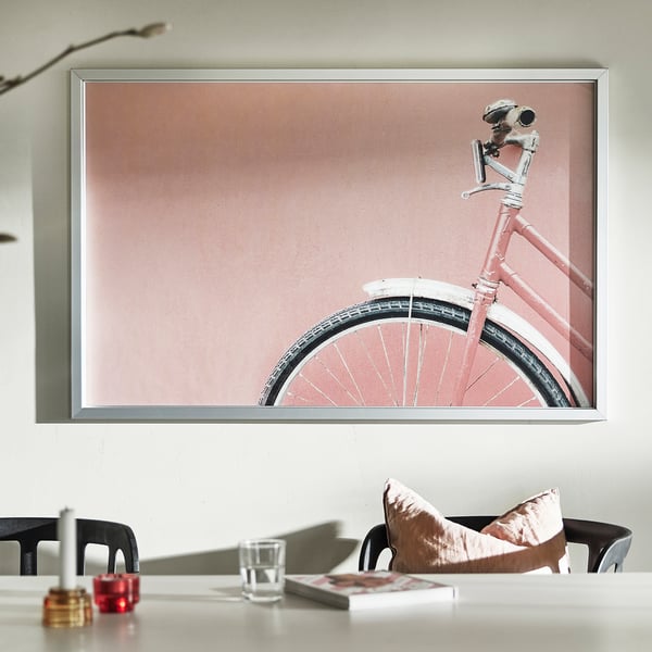 BJÖRKSTA Imagen con marco, bicicleta rosa/color aluminio, 118x78 cm