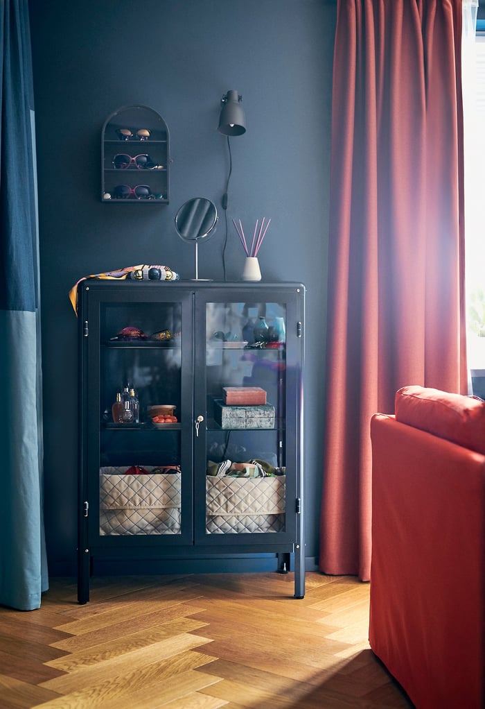 FABRIKÖR Vitrina, negro-azul, 81x113 cm - IKEA