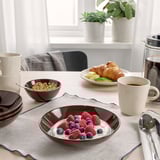 FÄRGKLAR Plato hondo, brillante café, 19 cm