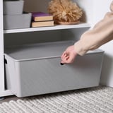 KUGGIS Caja con tapa, gris claro, 37x54x21 cm