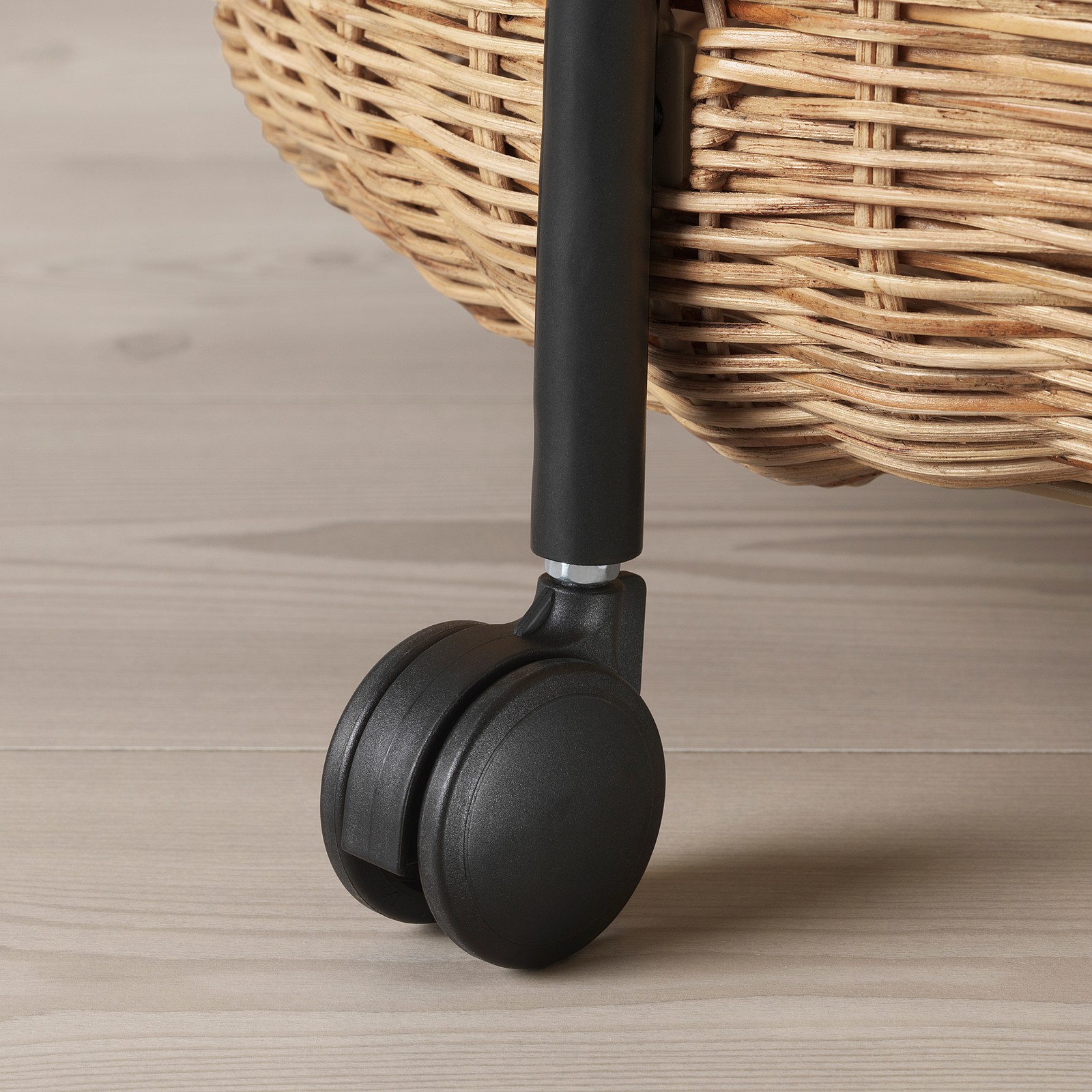 LUBBAN Mesa con ruedas y almacenamiento, ratán/carbón - IKEA