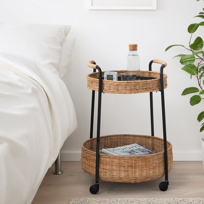 LUBBAN Mesa con ruedas y almacenamiento, ratán/carbón - IKEA