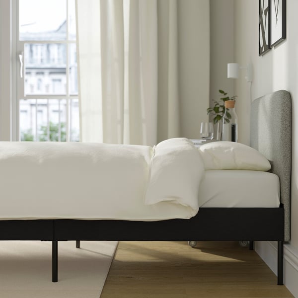 SLATTUM Base de cama tapizada, Vissle gris oscuro/incl. funda para cabecera Öreryd gris/beige, Individual