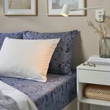 JÄTTEVALLMO Fitted sheet, dark blue/white, 90x200 cm