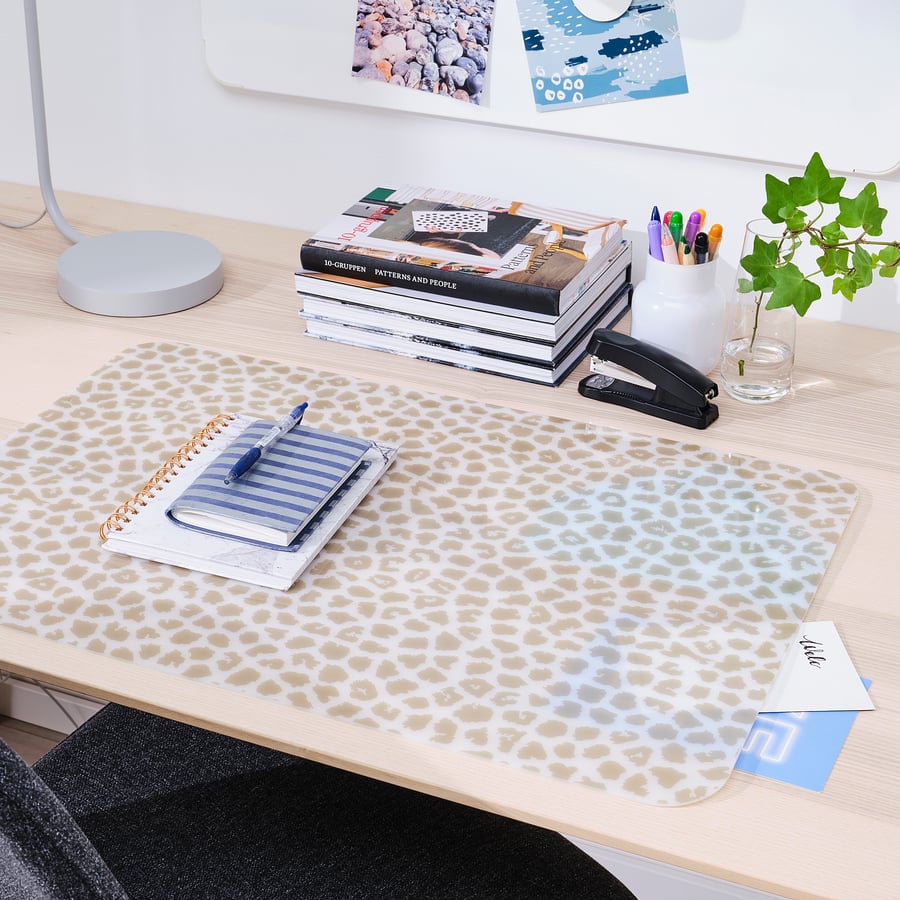 PLUGGHÄST Desk pad, patterned beige/transparent, 65x45 cm IKEA