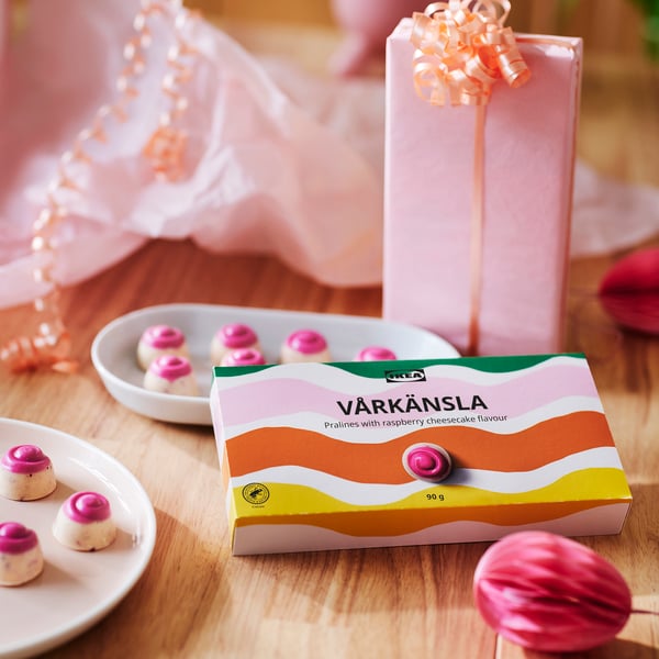 VÅRKÄNSLA Gift box with chocolate pralines, white chocolate pralines raspberry cheesecake flavour, 90 g