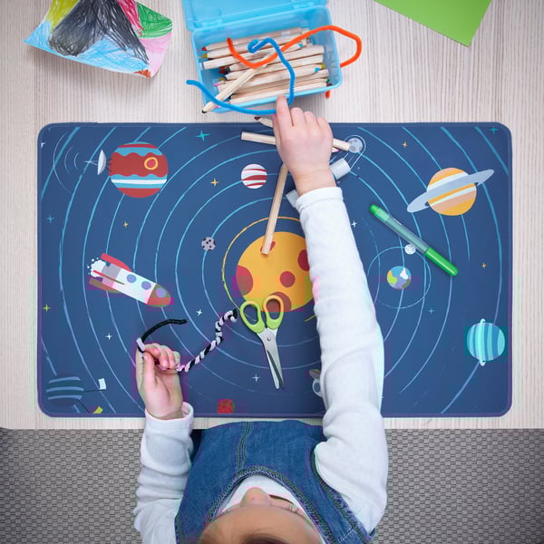 AFTONSPARV Pelapik meja, angkasa/biru, 38x60 cm