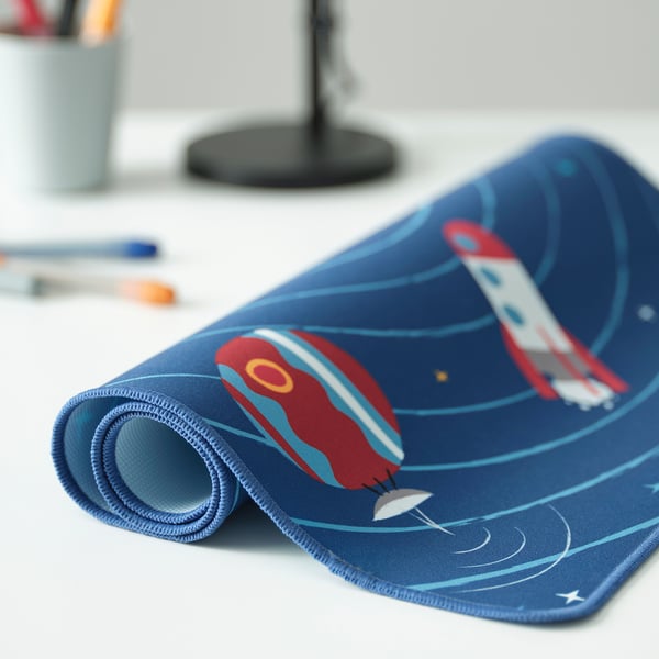 AFTONSPARV Pelapik meja, angkasa/biru, 38x60 cm