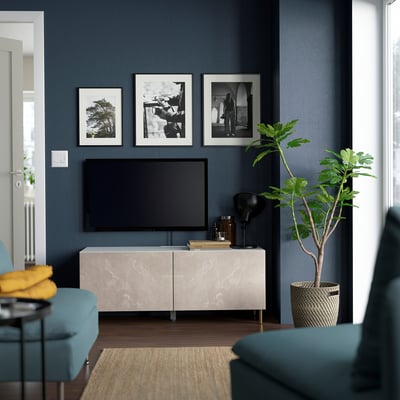 BESTÅ Kabinet TV berpintu, putih/Bergsviken/Ösarp kuning air, 120x42x48 cm