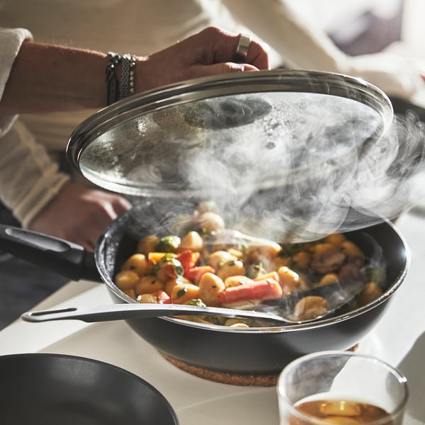 HEMLAGAD Kuali sauté dengan penutup, salutan tidak melekat hitam, 26 cm