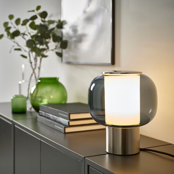 HÖGVIND Lampu meja, bersadur nikel/kelabu kaca