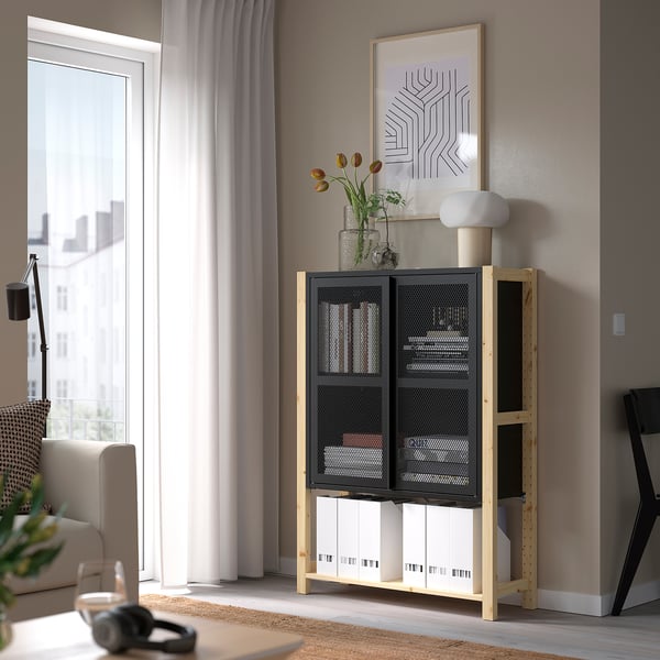 IVAR Kabinet berpintu, kayu pain/hitam jaringan dawai halus, 89x30x124 cm