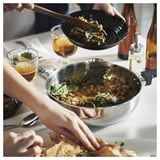MIDDAGSMAT Kuali sauté dgn penutup, kaca jernih/keluli tahan karat, 24 cm